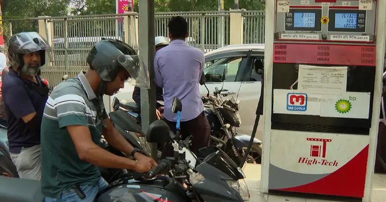 ফিলিং স্টেশনে গ্রাহকরা তেল নিচ্ছেন